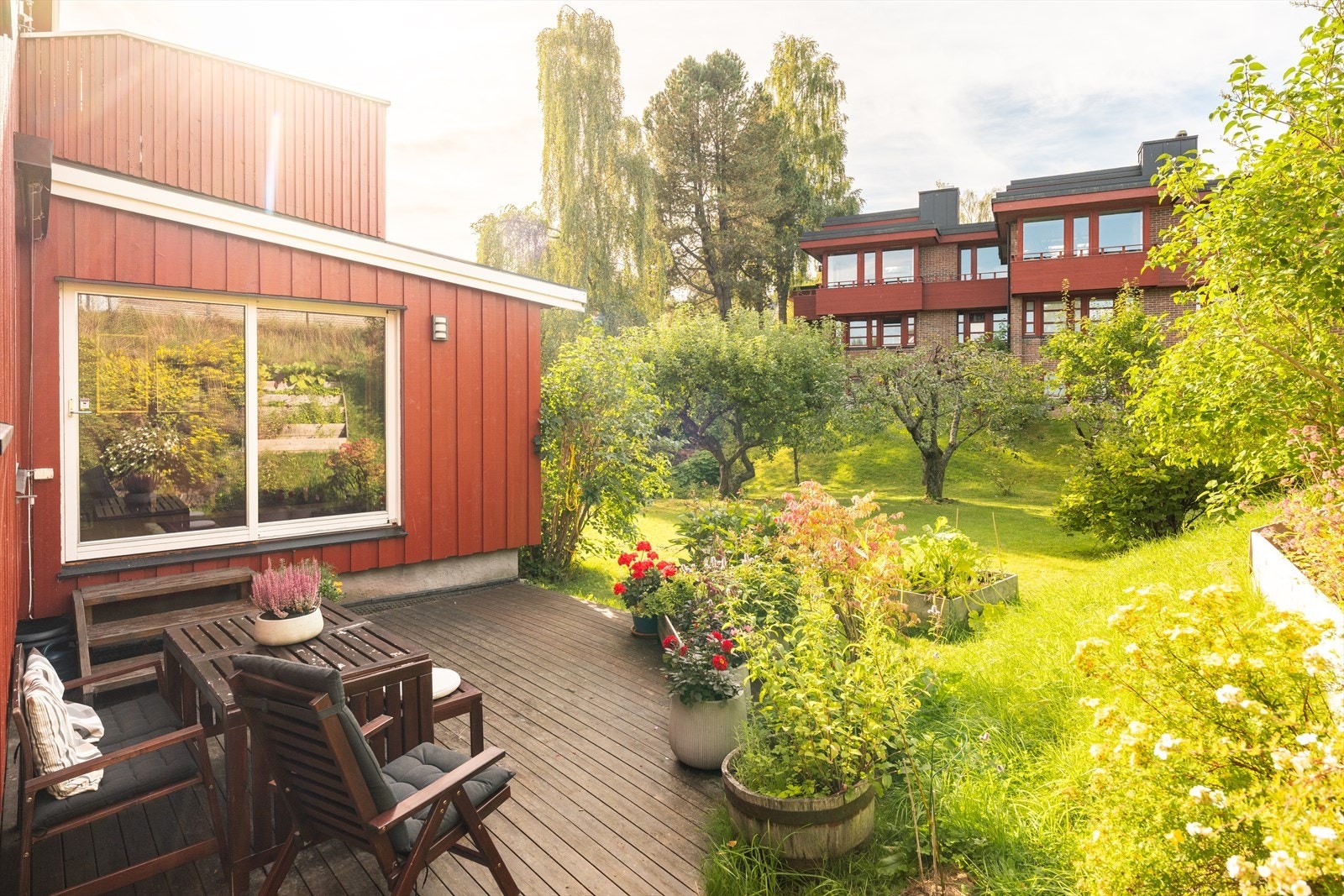 Direkte tilgang til en frodig, solrik og innbydende hage. Galleribilde