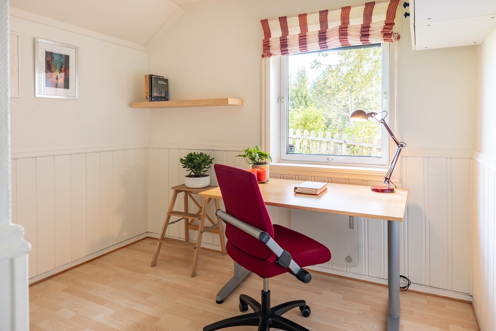 Etter dagens bruk benyttes rommet som kontor. Dersom man ønsker eller har behov, kan det enkelt tas i bruk som et ekstra soverom. Galleribilde