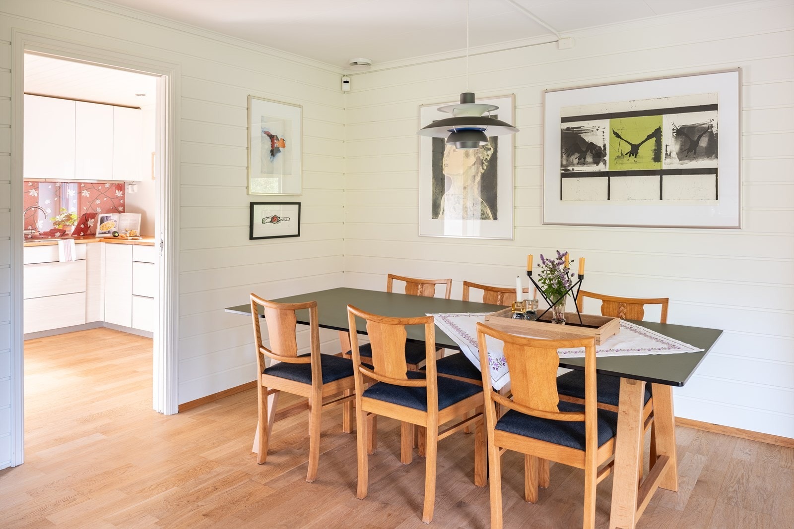 Etter dagens løsning får spiseseksjonen sin naturlige plassering mellom kjøkkenet og sofakroken. Galleribilde