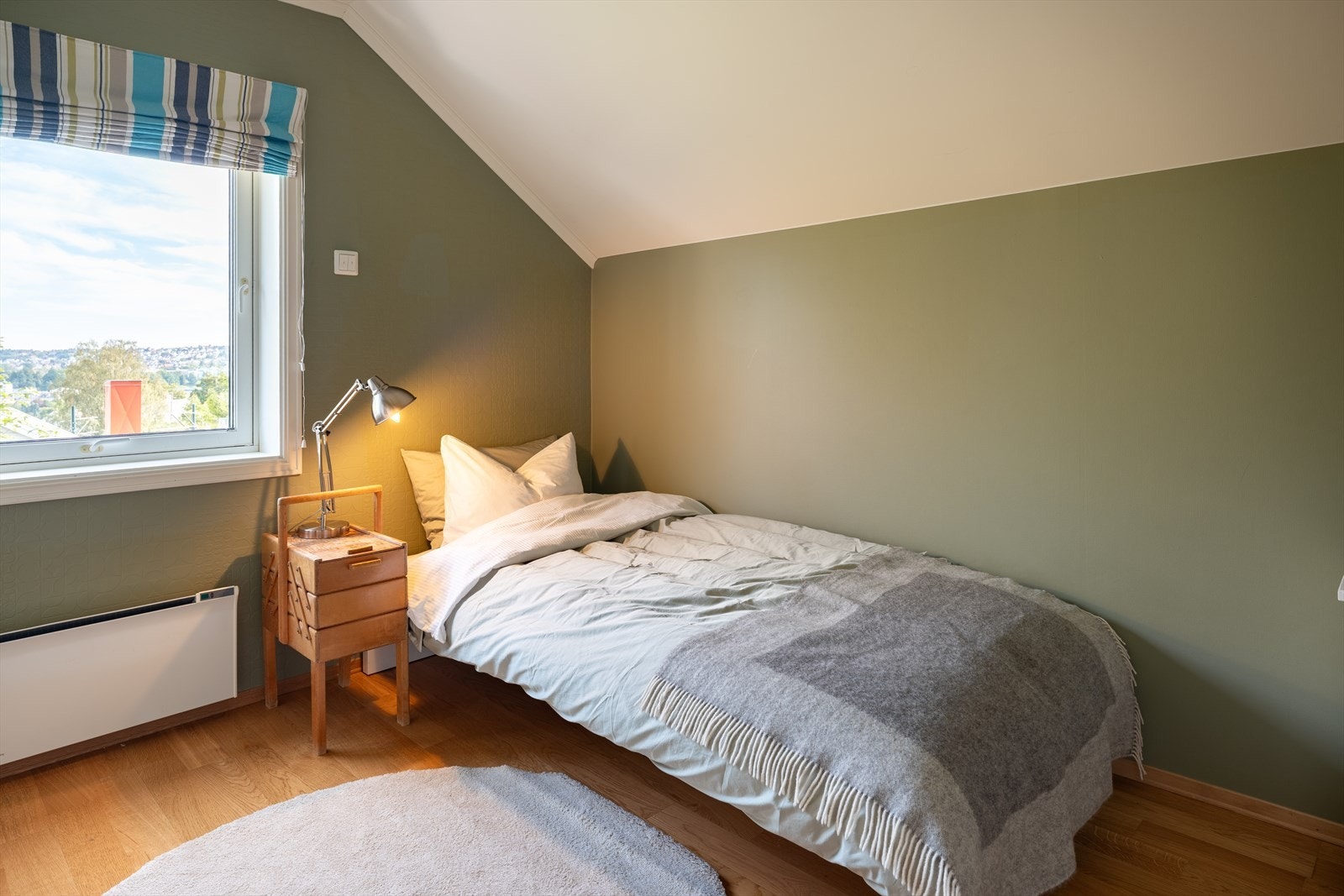 På samtlige soverom i boligen får man god plass til dobbeltseng, nattbord og garderobeløsning. Galleribilde