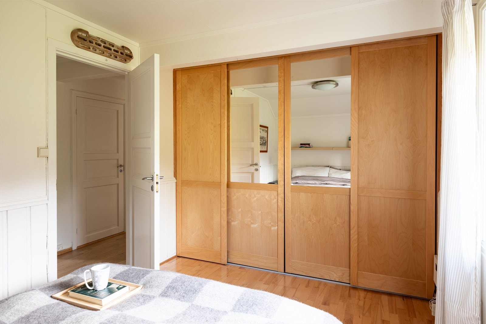 Praktisk plassbygd skyvedørsgarderobe som medfølger handelen. Galleribilde