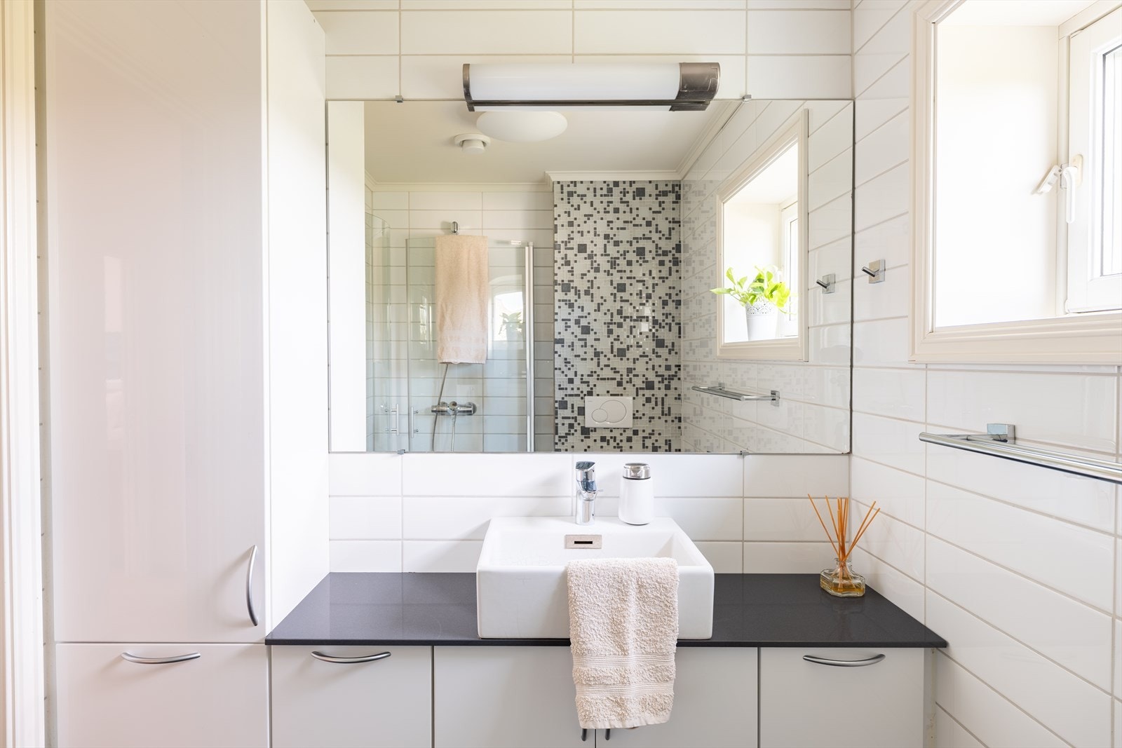 Delikat bad som ble renovert i 2011 med varme i gulv. Galleribilde