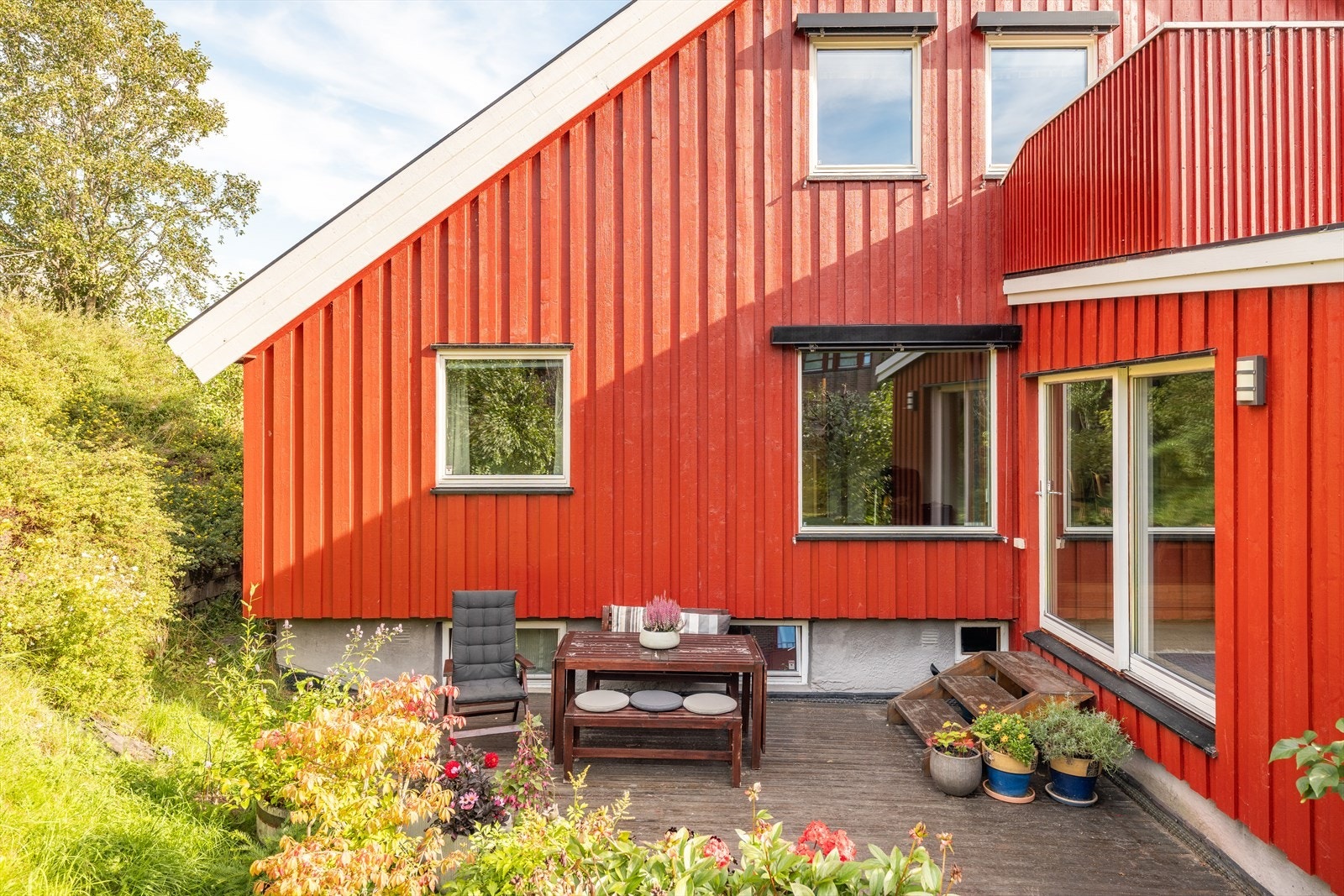 Fra stuen i 1. etasje har du en praktisk skyvedør som leder ut til en romslig markterrasse. Galleribilde