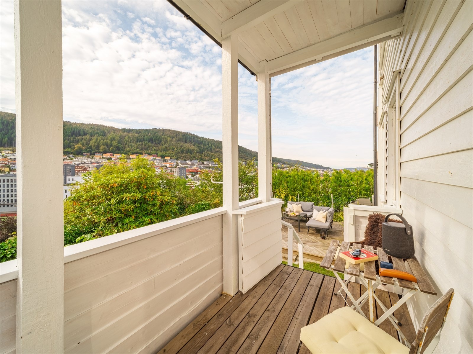 Balkongen måler ca. 5 m² og har enkel adkomst til hage og markterrasse. Galleribilde