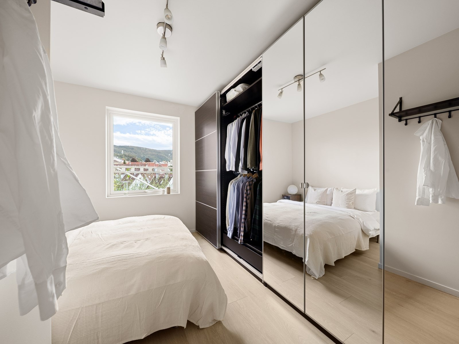 Soverom 2 er også romslig med sine 12,2 m². Stor og meget innholdsrik garderobeløsning som medfølger! Galleribilde