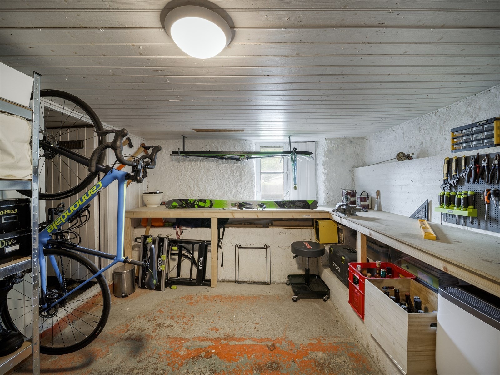 Tilhørende bod med gulvareal på ca. 9 m². Praktisk innredet og innlagt strøm. Galleribilde