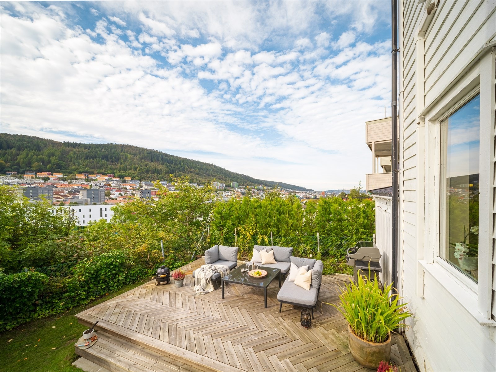 Nydelig sørvestvendt beliggenhet med meget gode sol- og utsiktsforhold. Høy 1. etasje i front. Galleribilde