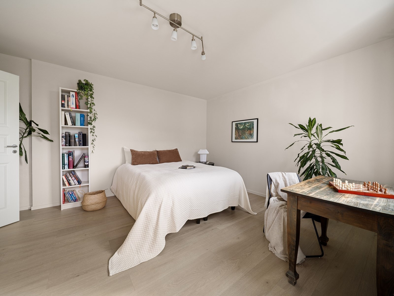 Her er god plass til både dobbeltseng, garderobeløsning og hjemmekontor. Galleribilde