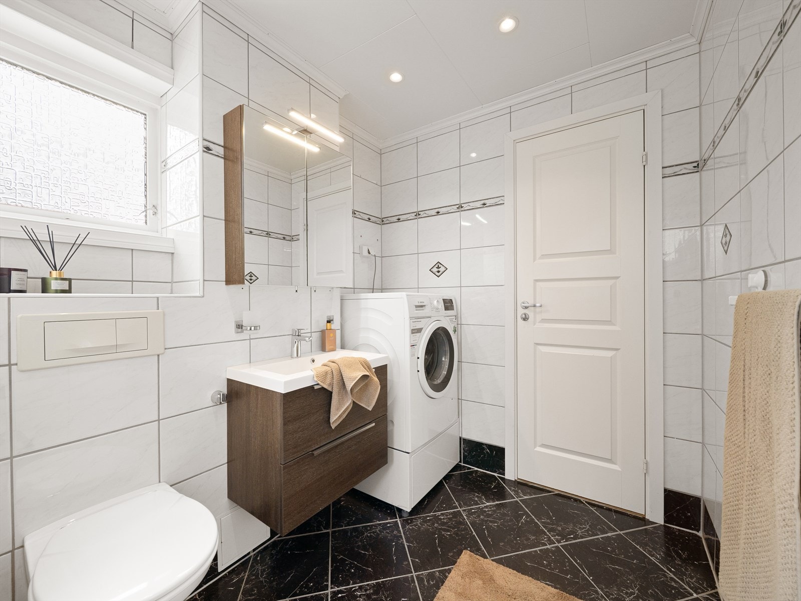 Badet måler 6,6 m². Galleribilde