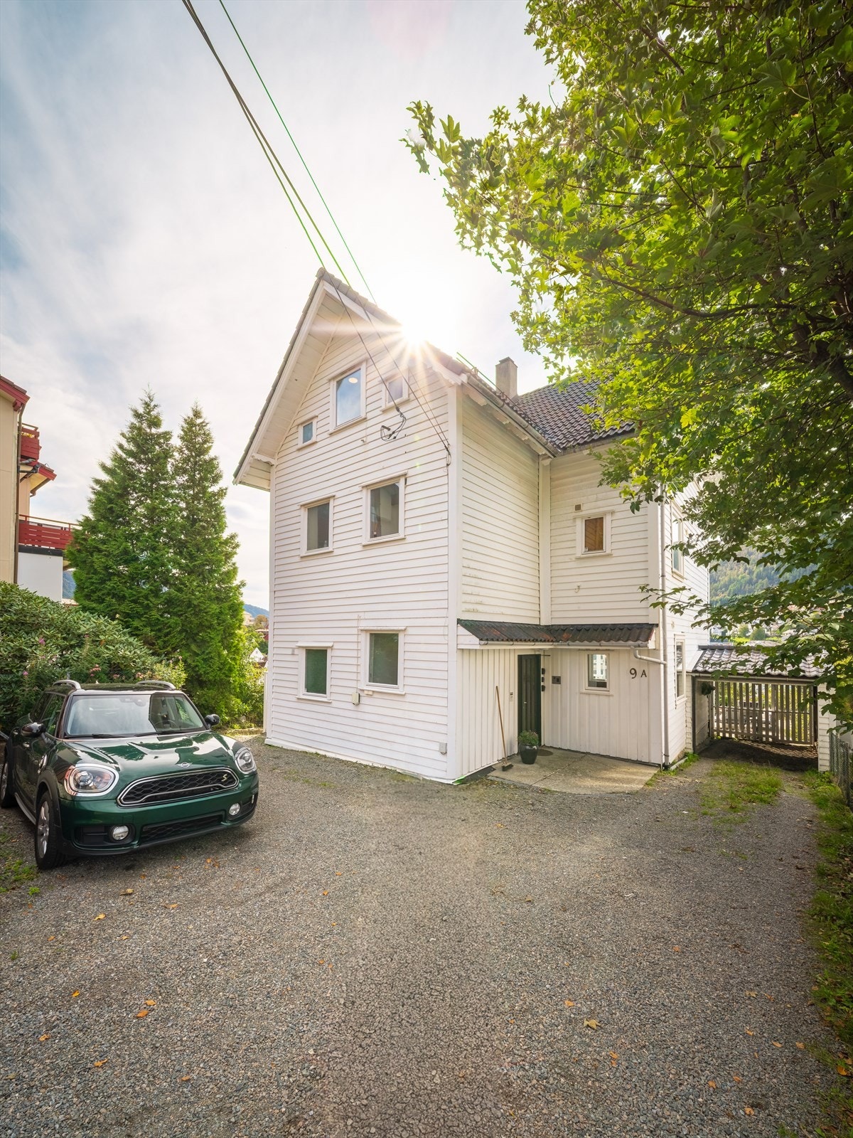 Fast parkeringsplass til hver av enhetene. Beliggenhet i enden uten gjennomgangstrafikk, verken til fots eller biler. Galleribilde