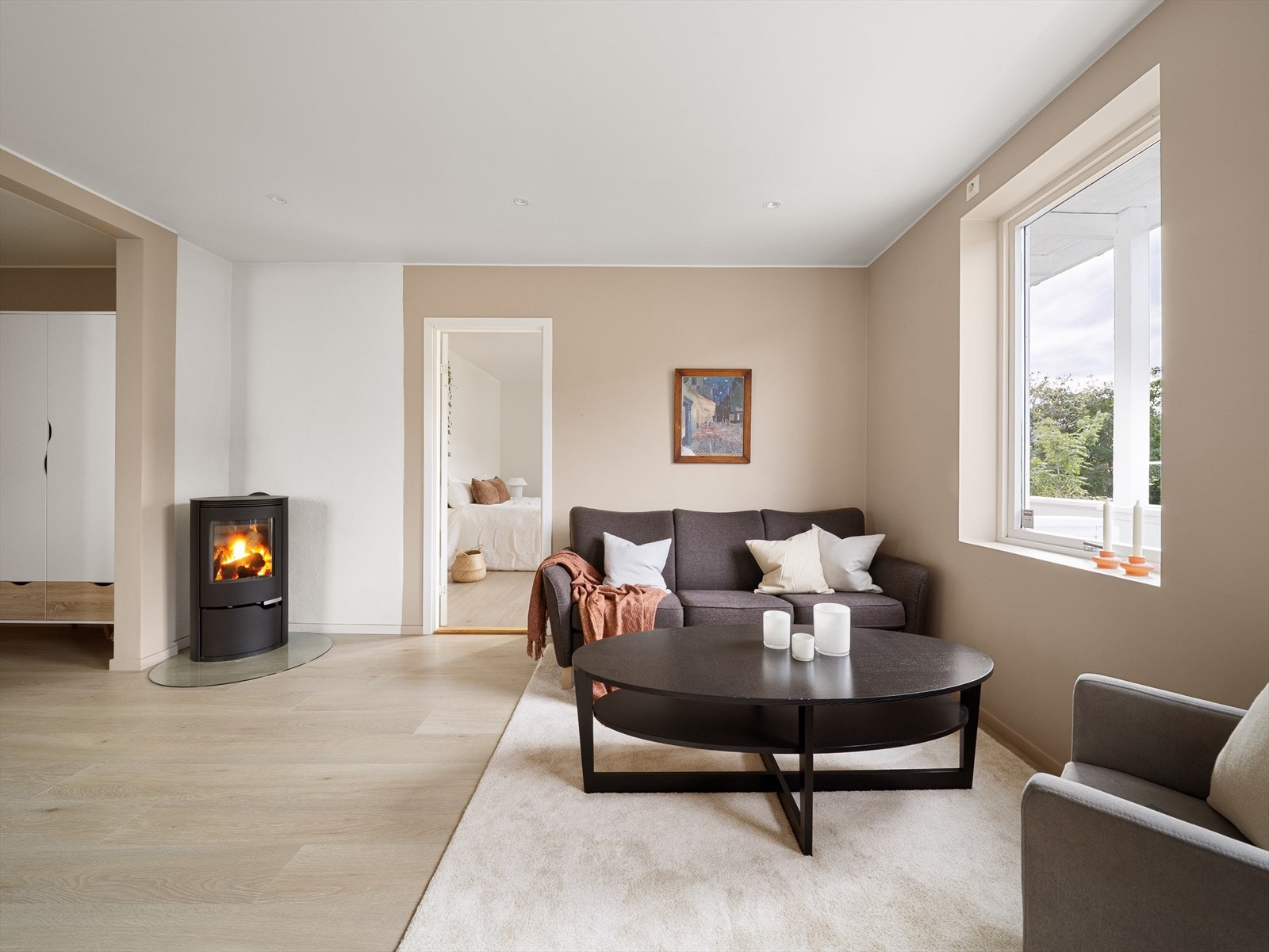 Her kan du fyre i ovnen på kalde vinterkvelder. Det er downlights i himling. Galleribilde