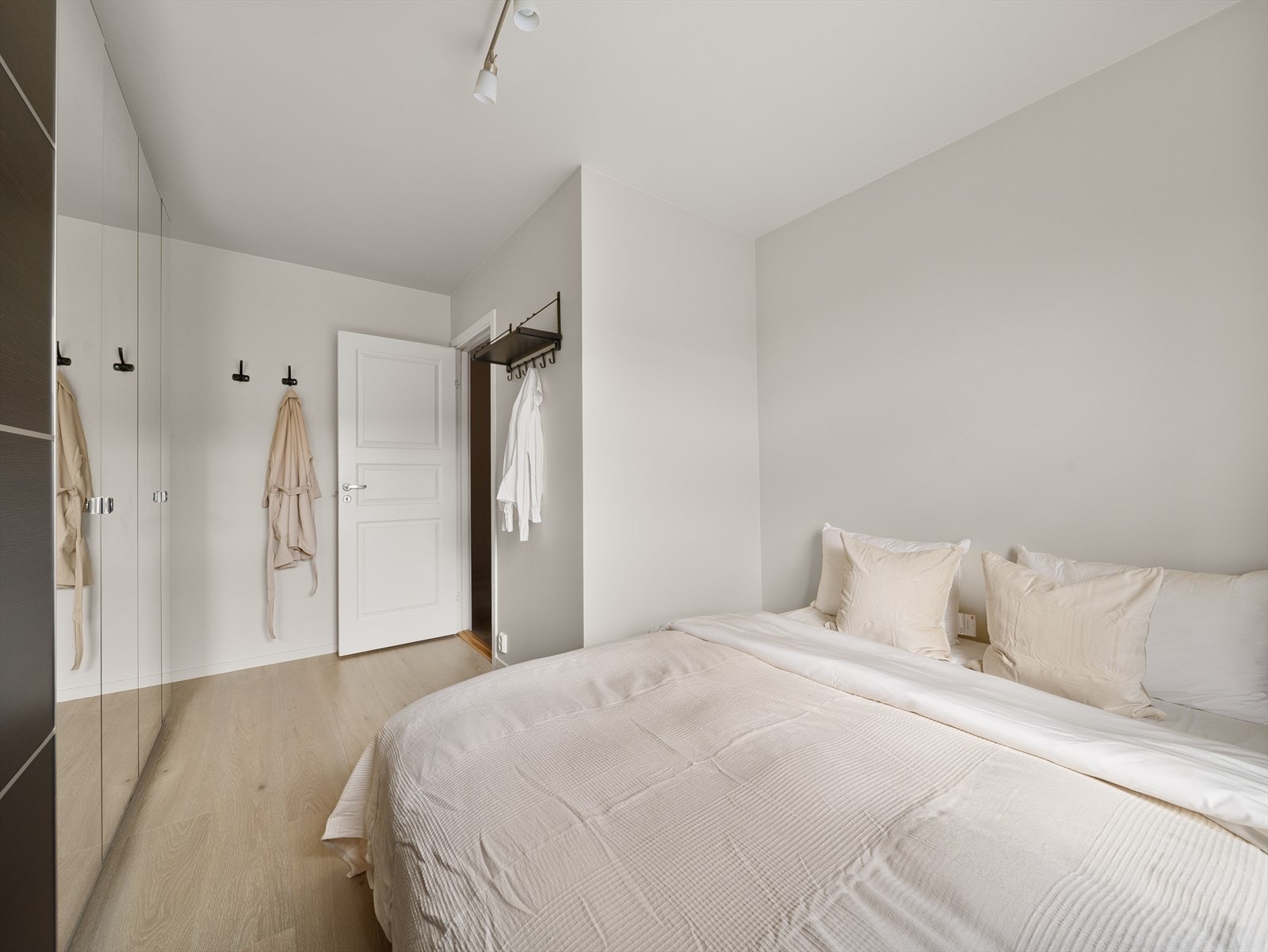 Dette rommet er nymalt i september 2025 med den eksklusive malingen fra Farrow and Ball. Galleribilde
