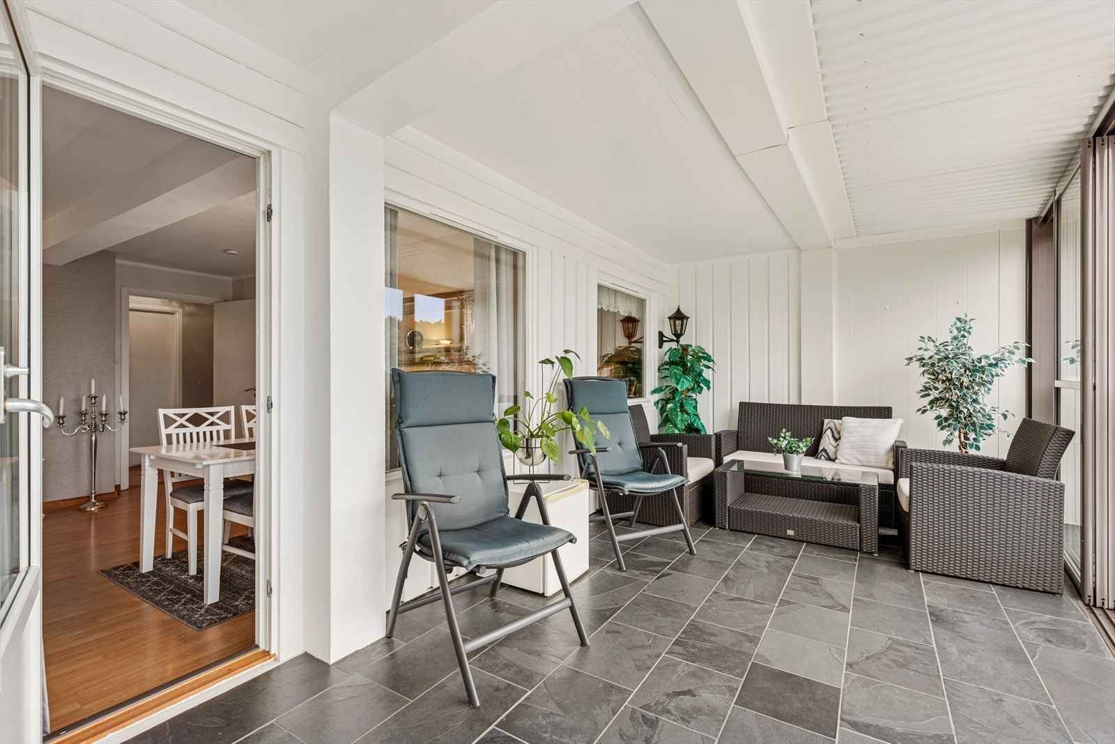 Stor balkong som er innglasset med god plass Galleribilde