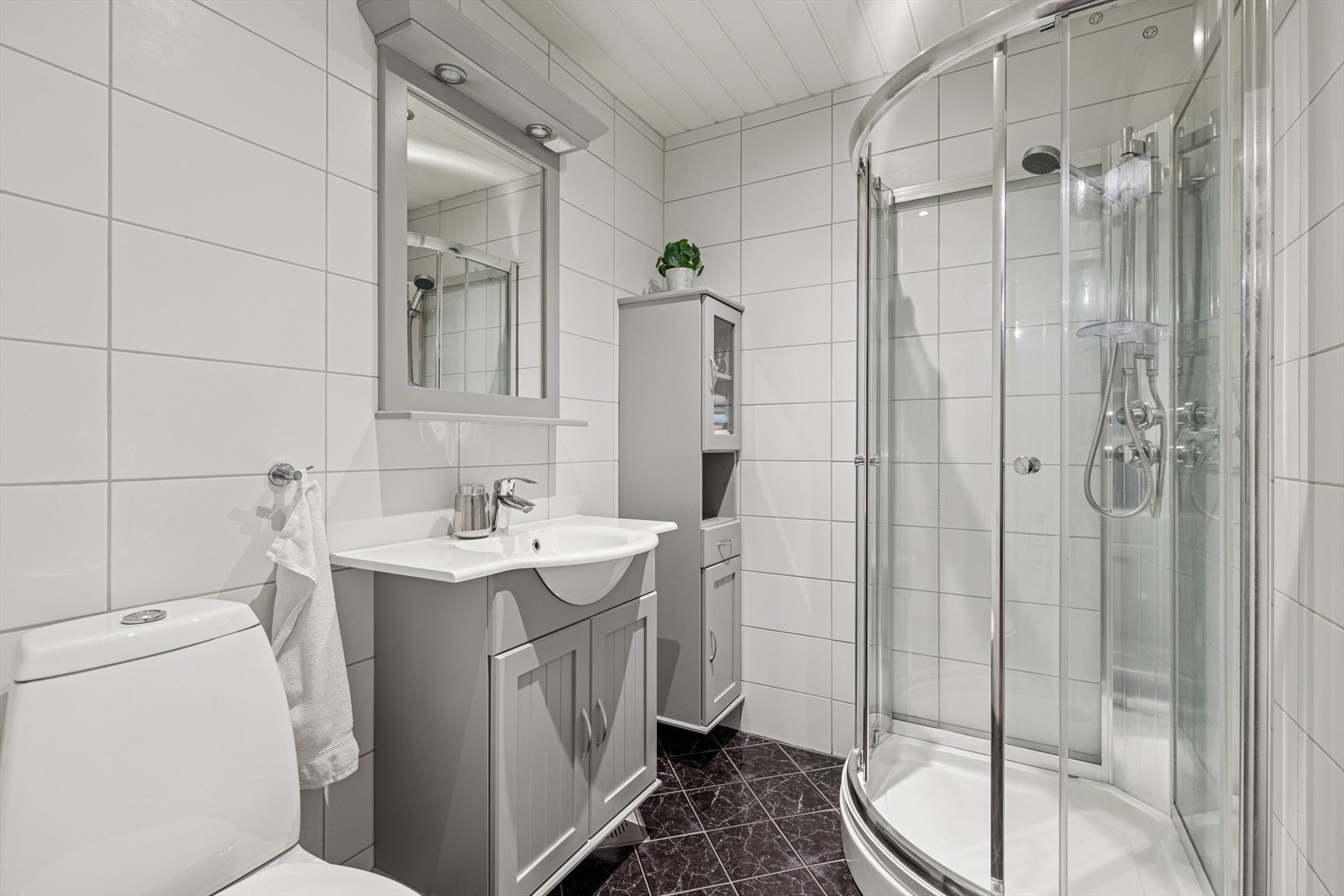 Baderom med varme i gulv, dusj, servant og WC Galleribilde