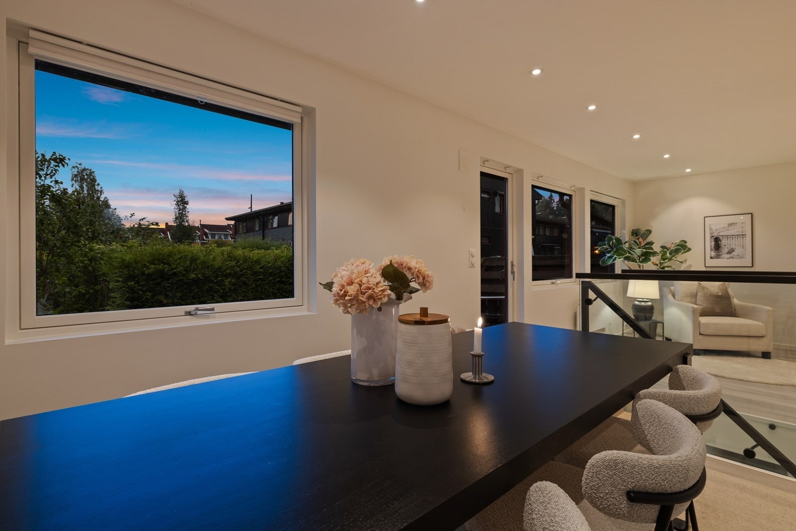 Innholdsrikt og modernisert enderekkehus over 2 plan med terrasse og hage. Galleribilde