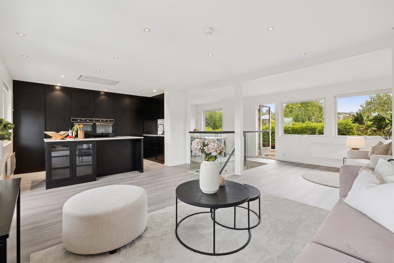 Gulvet er belagt med elegant enstavs laminat, og de lyse veggene sammen med store vindusflater og to terrassedører slipper inn rikelig med dagslys. Galleribilde