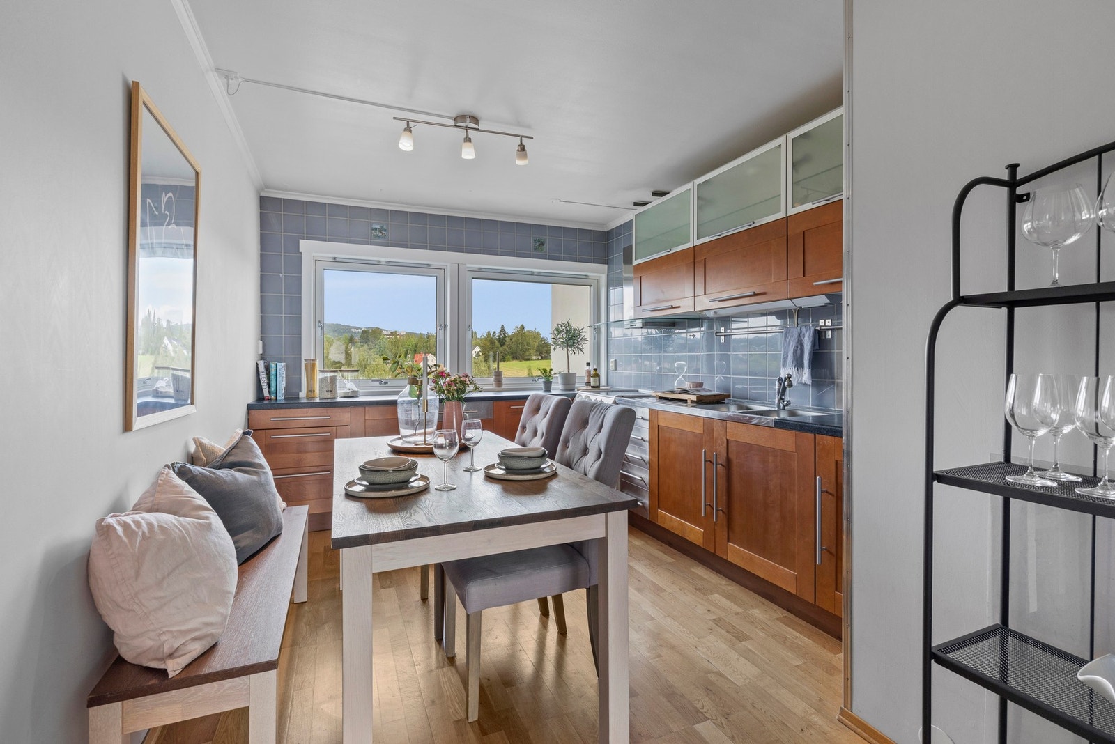 Kjøkkenet har en praktisk innredning med gode oppbevaringsmuligheter Galleribilde