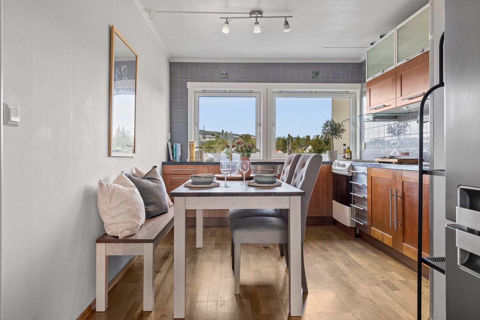 Kjøkkenlayouten legger til rette for effektiv matlaging og sosiale sammenkomster Galleribilde