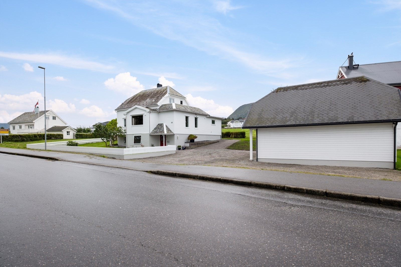 Fasade - eiendommen er pent opparbeidet og ligger i et barnevennlig og fredlig område. Galleribilde