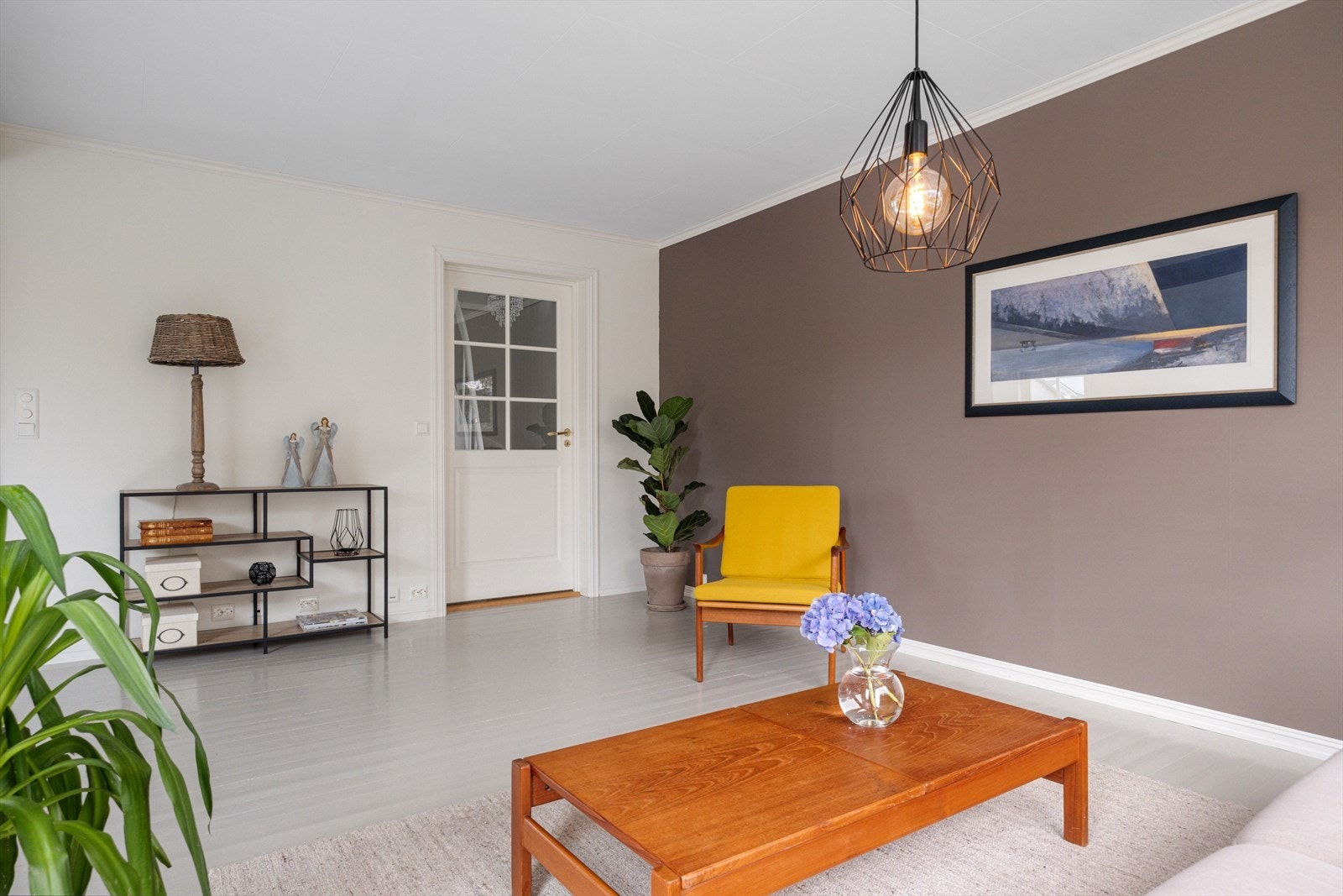 Romslig og luftig stue med mye naturlig lys og utsikt Galleribilde