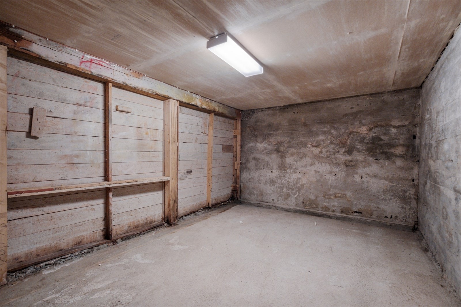 Uinnredet rom i kjeller. Galleribilde