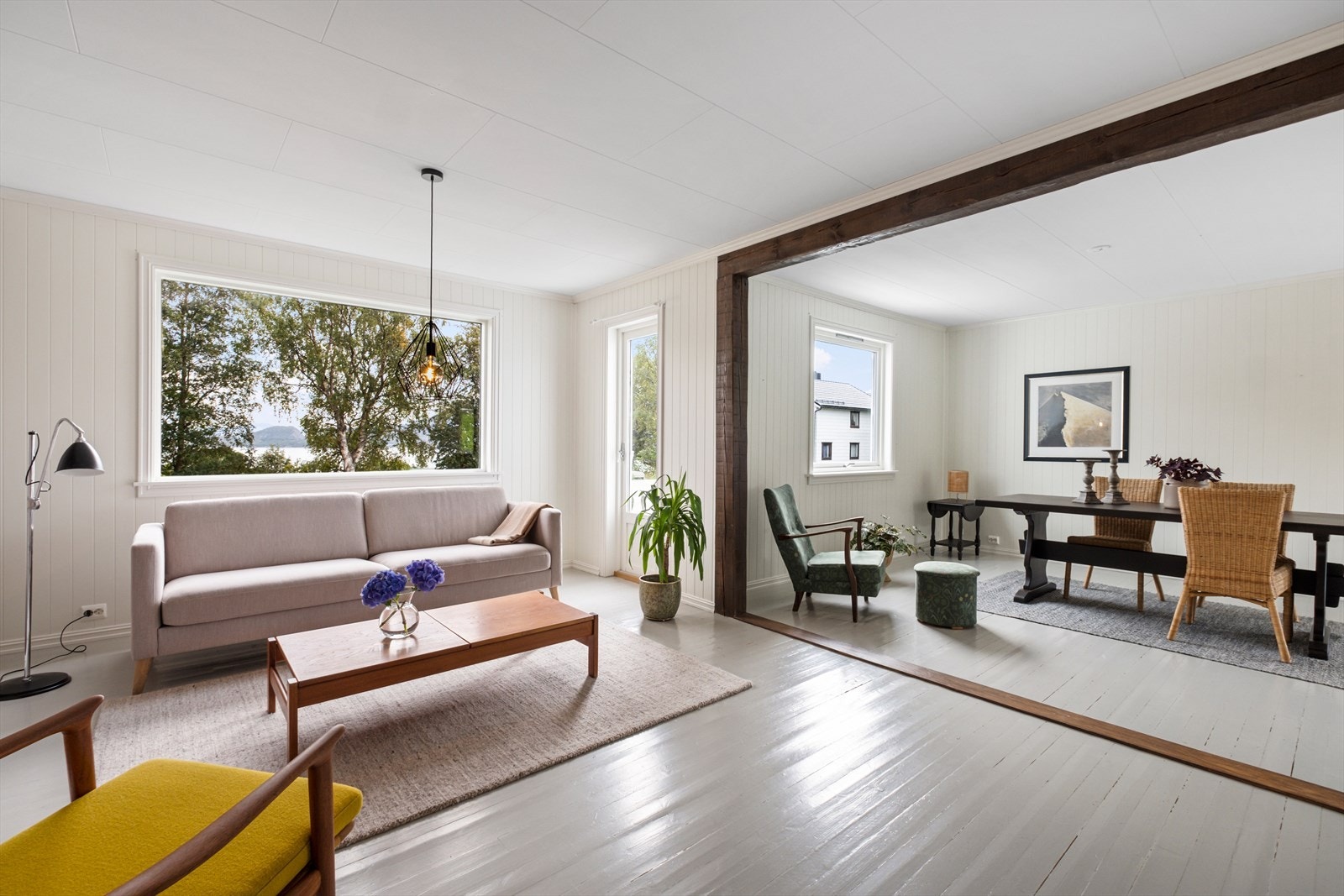 Romslig og luftig stue med mye naturlig lys og utsikt Galleribilde