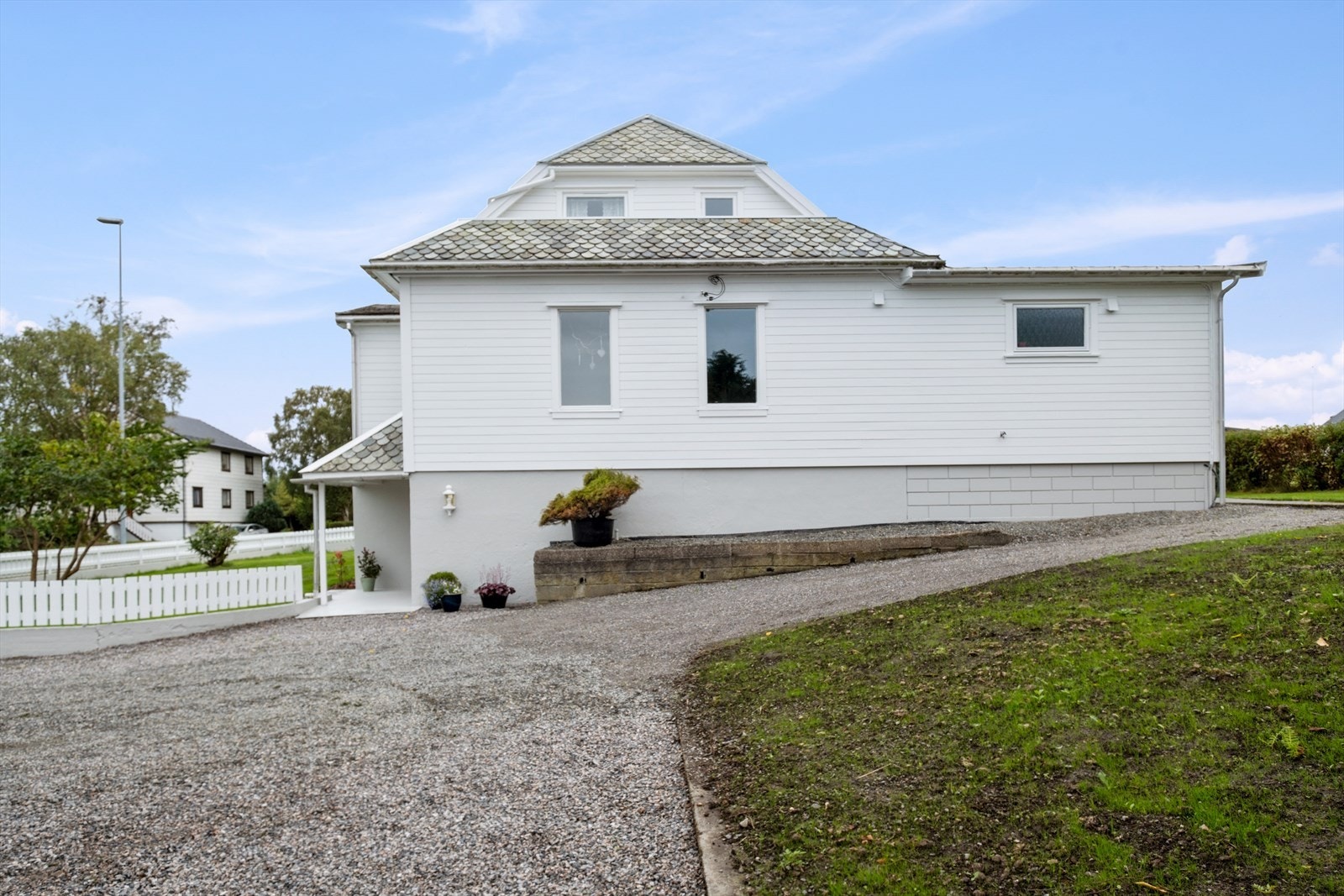 Eiendommen har gruset innkjørsel Galleribilde