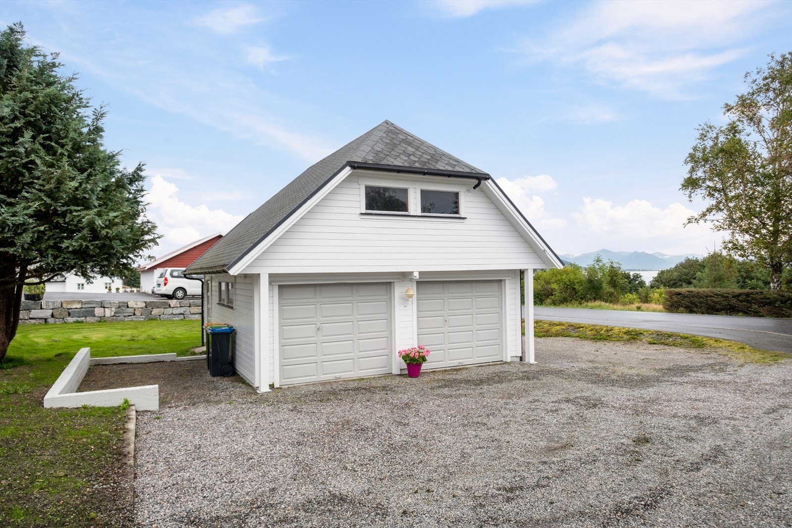 Romslig dobbelgarasje med mye oppbevaringsplass. Galleribilde