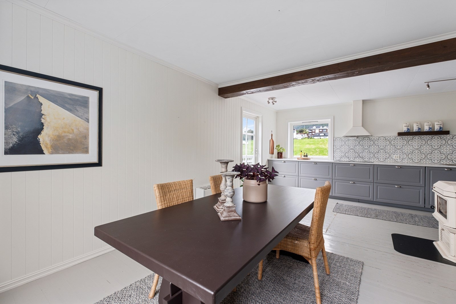 Spisestue like ved kjøkkenet med både varmepumpe og ildsted. Galleribilde