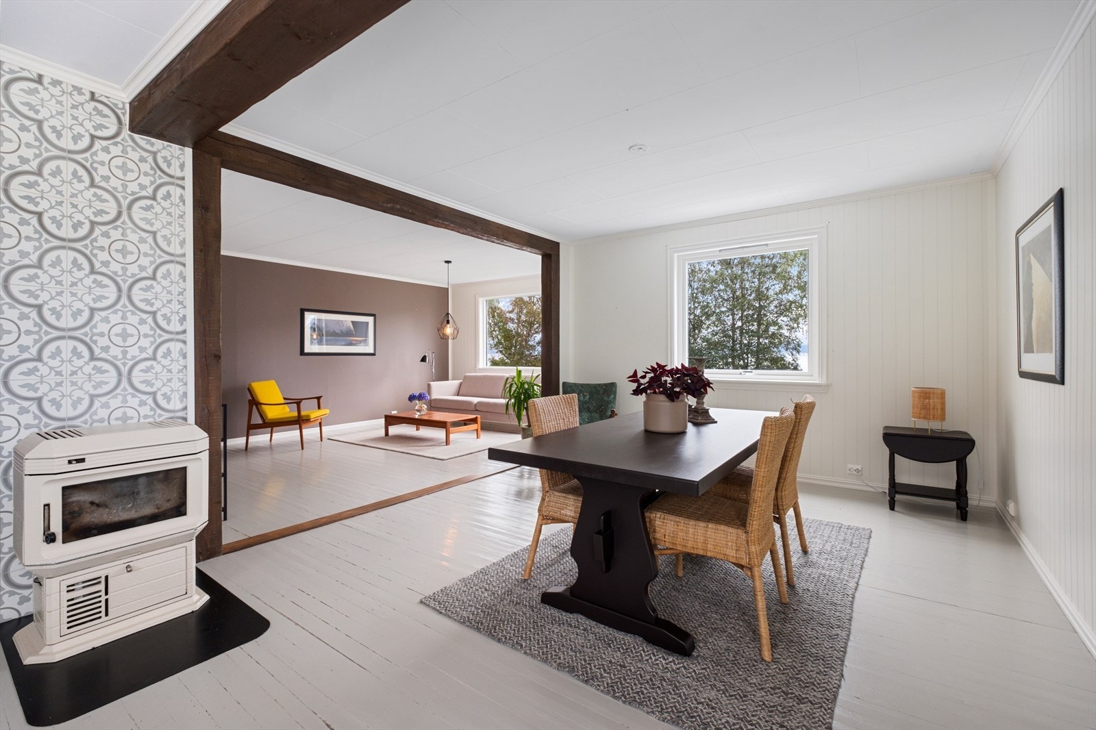 Spisestue like ved kjøkkenet med både varmepumpe og ildsted. Galleribilde