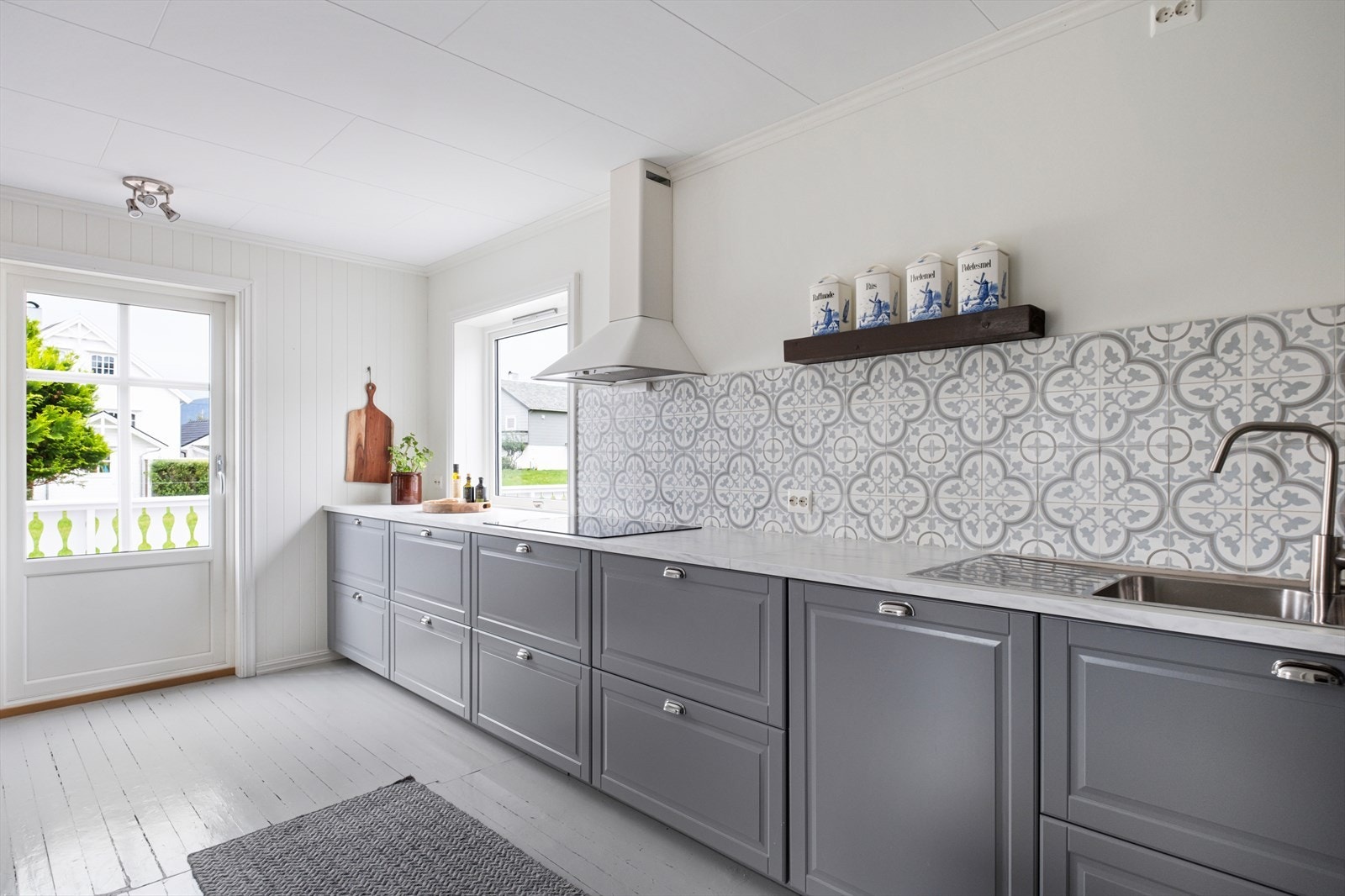 Romslig og pent kjøkken med mye skap- og benkplass. Galleribilde