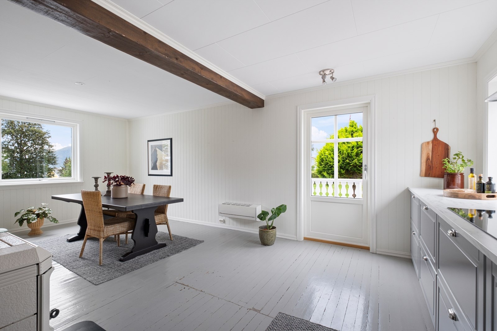 Romslig og pent kjøkken med mye skap- og benkplass. Galleribilde