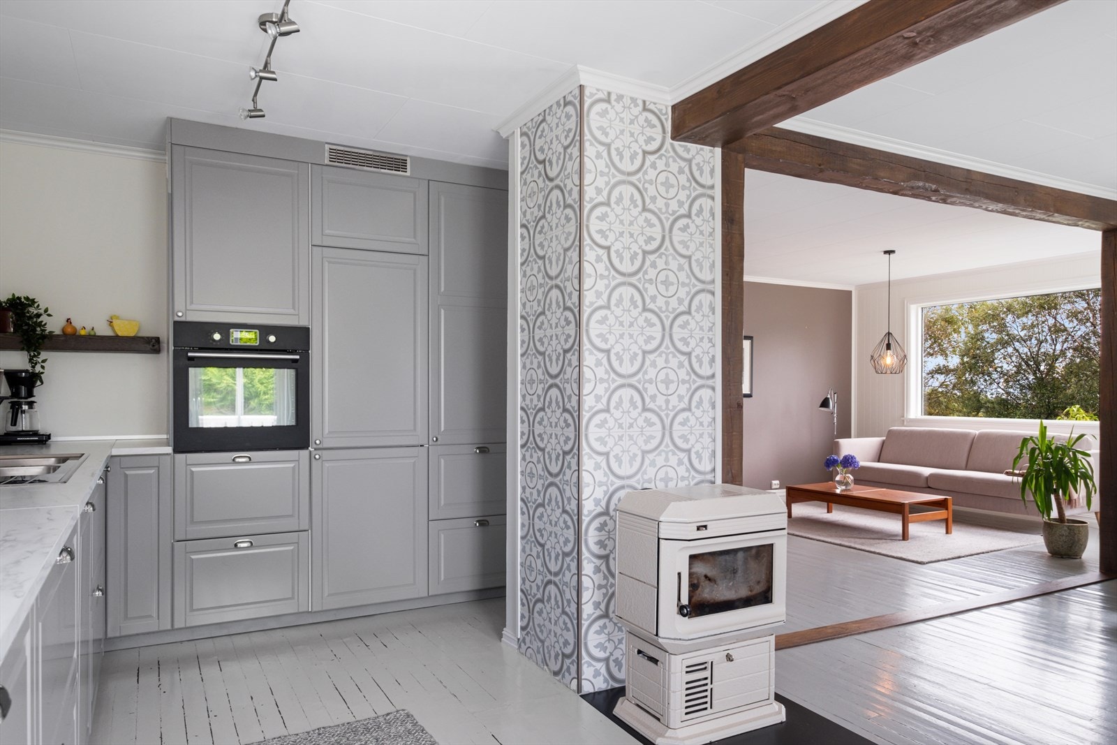 Romslig og pent kjøkken med mye skap- og benkplass. Galleribilde