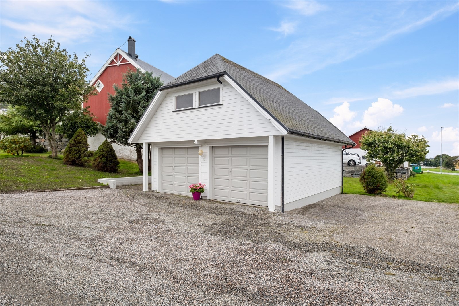 Dobbelgarasje med loft. Her er det gode oppbevaringsmuligheter. Galleribilde