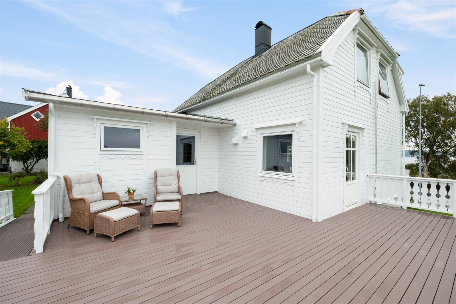 Romslig veranda med gode solforhold. Galleribilde