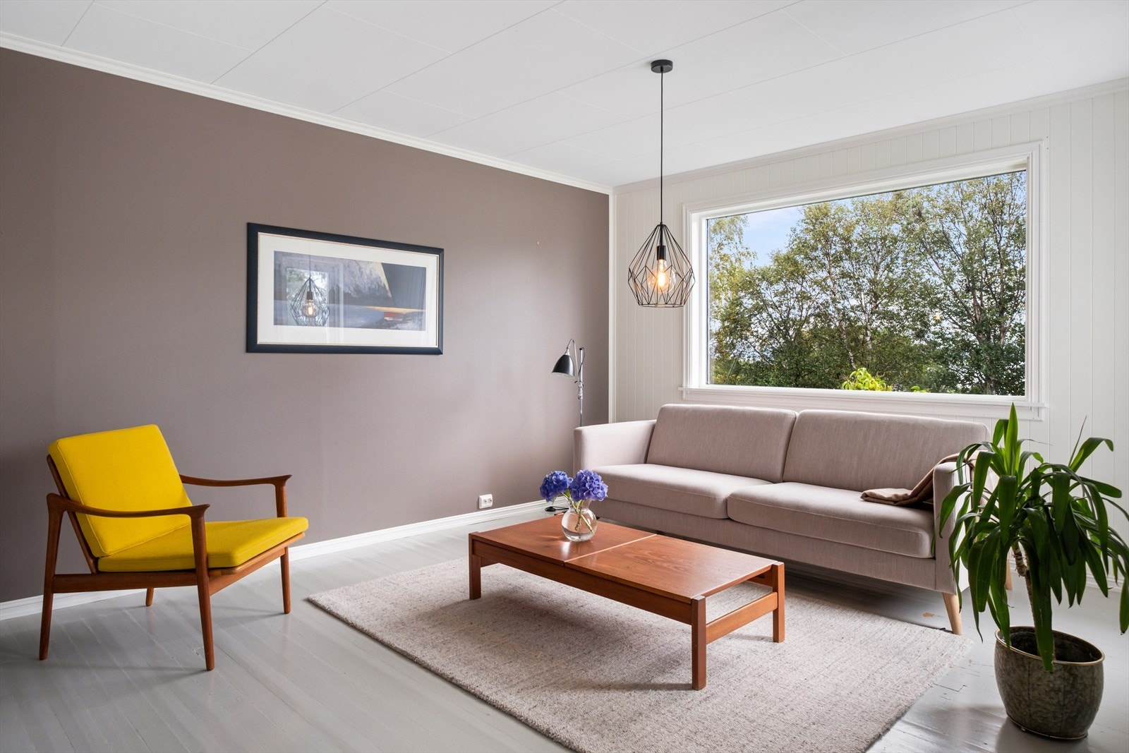 Romslig og luftig stue med mye naturlig lys og utsikt Galleribilde