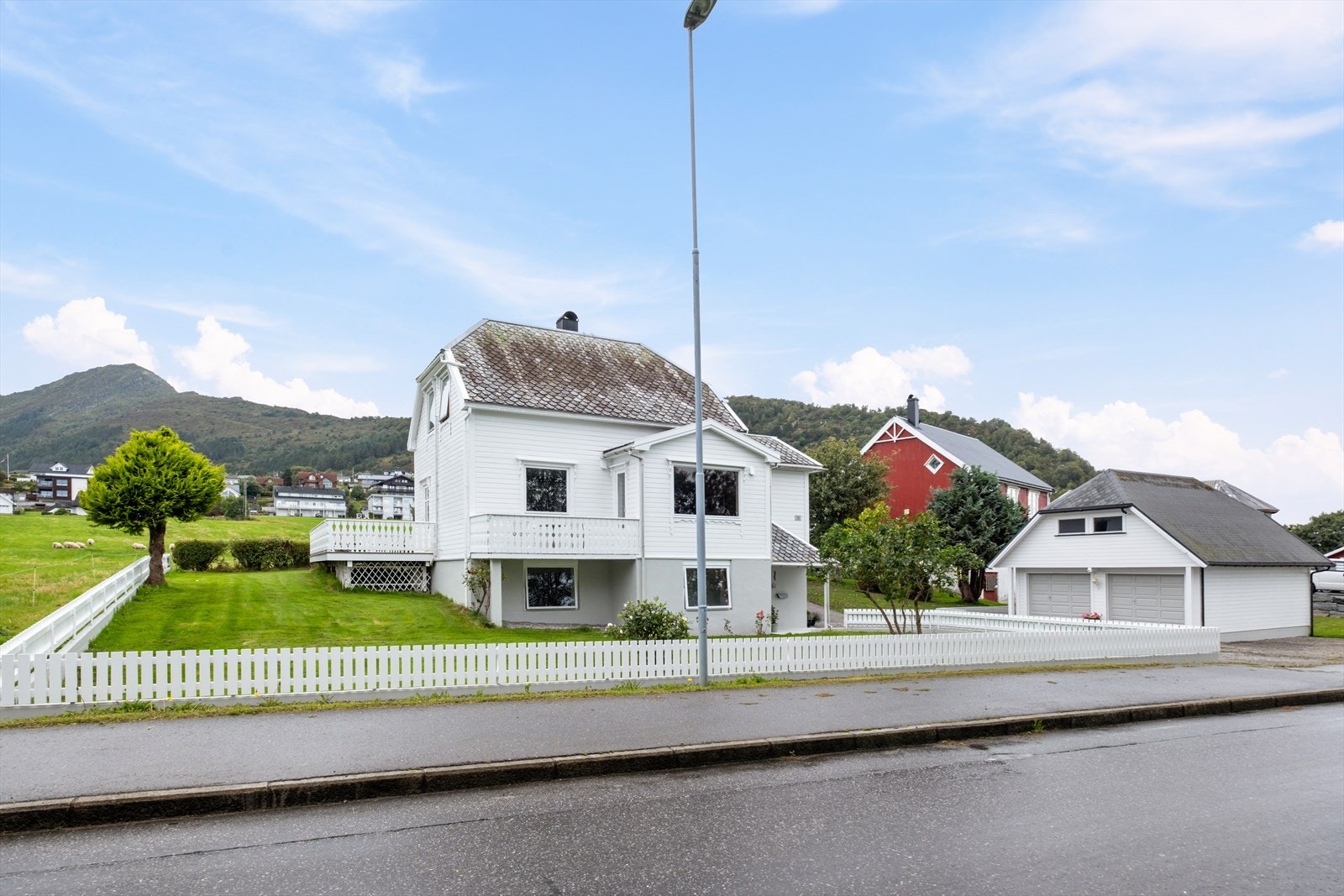 Fasade - eiendommen er pent opparbeidet og ligger i et barnevennlig og fredlig område. Galleribilde