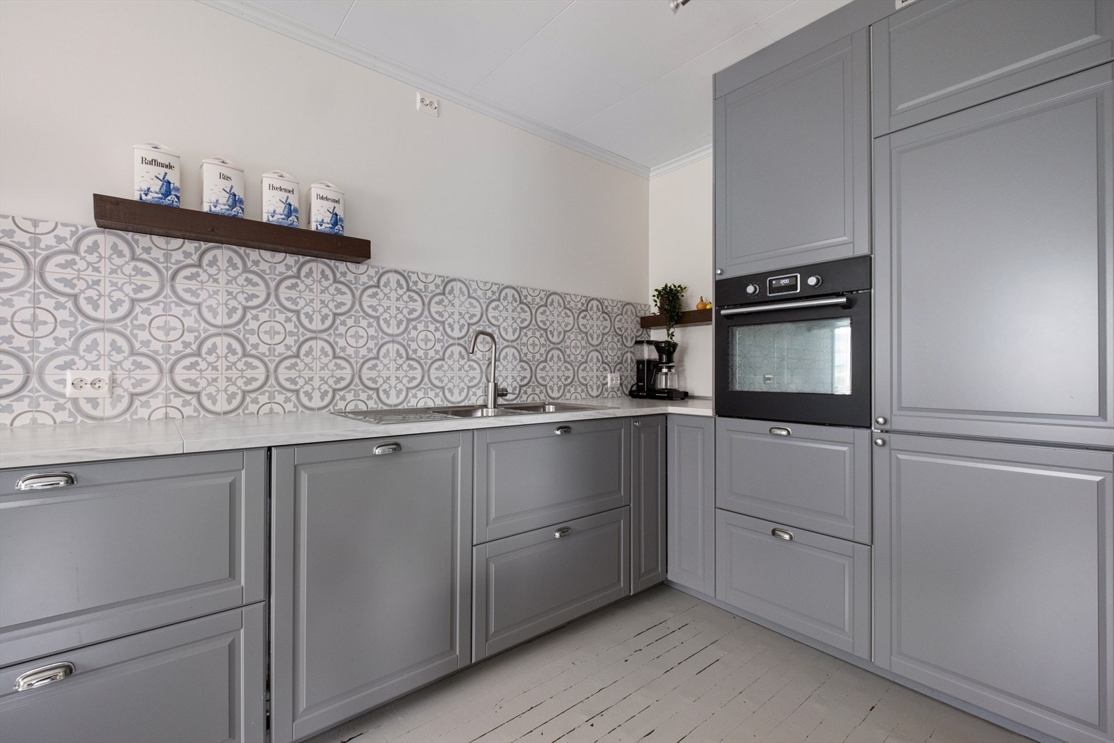 Romslig og pent kjøkken med mye skap- og benkplass. Galleribilde