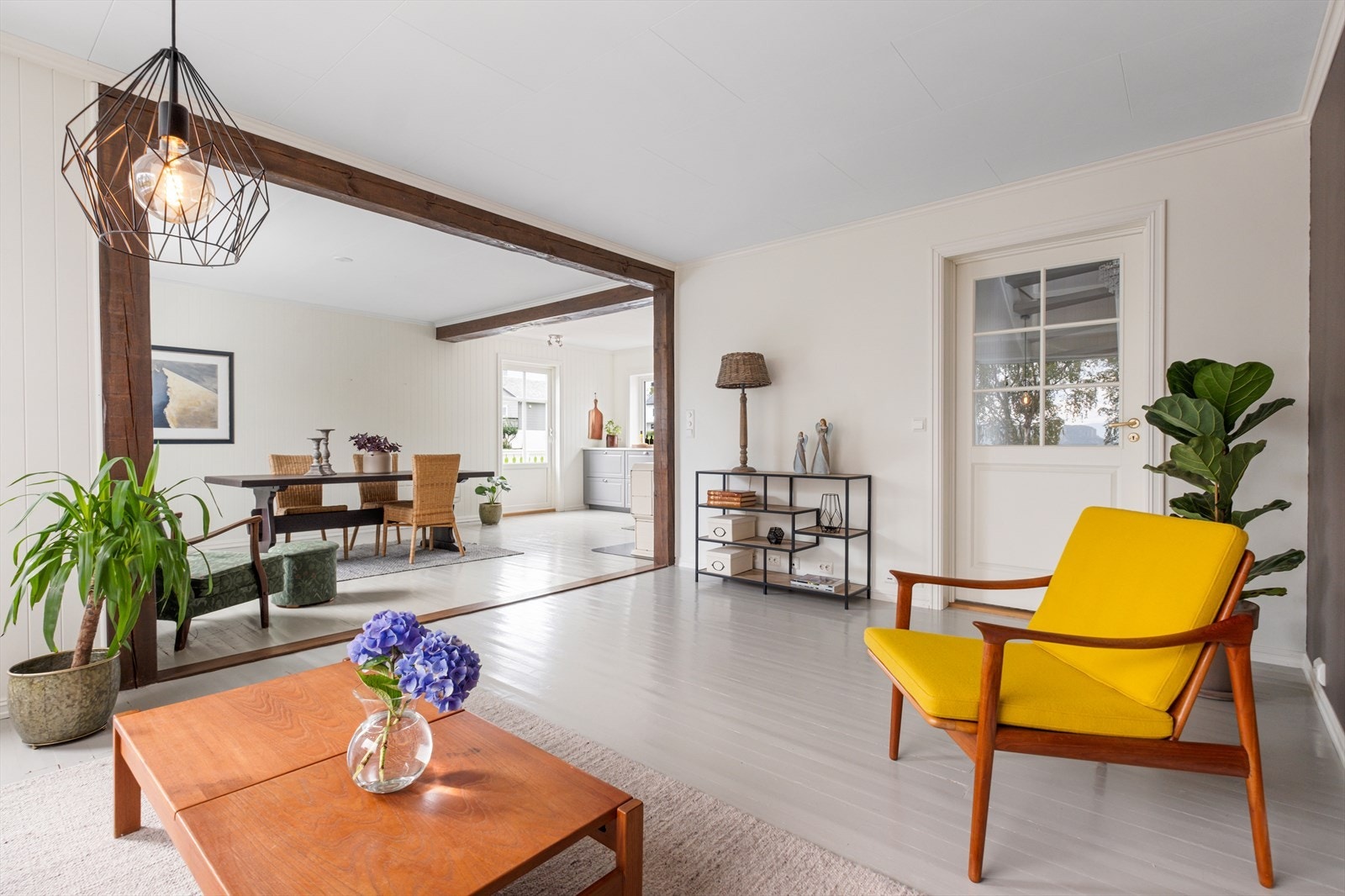 Romslig og luftig stue med mye naturlig lys og utsikt Galleribilde