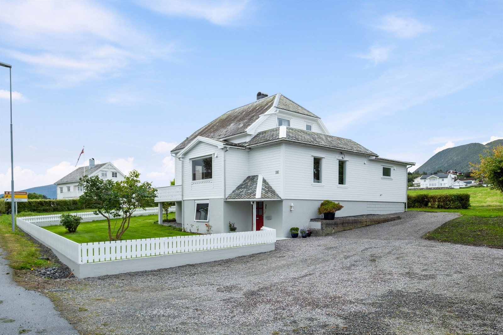 Romslig veranda med gode solforhold. Galleribilde