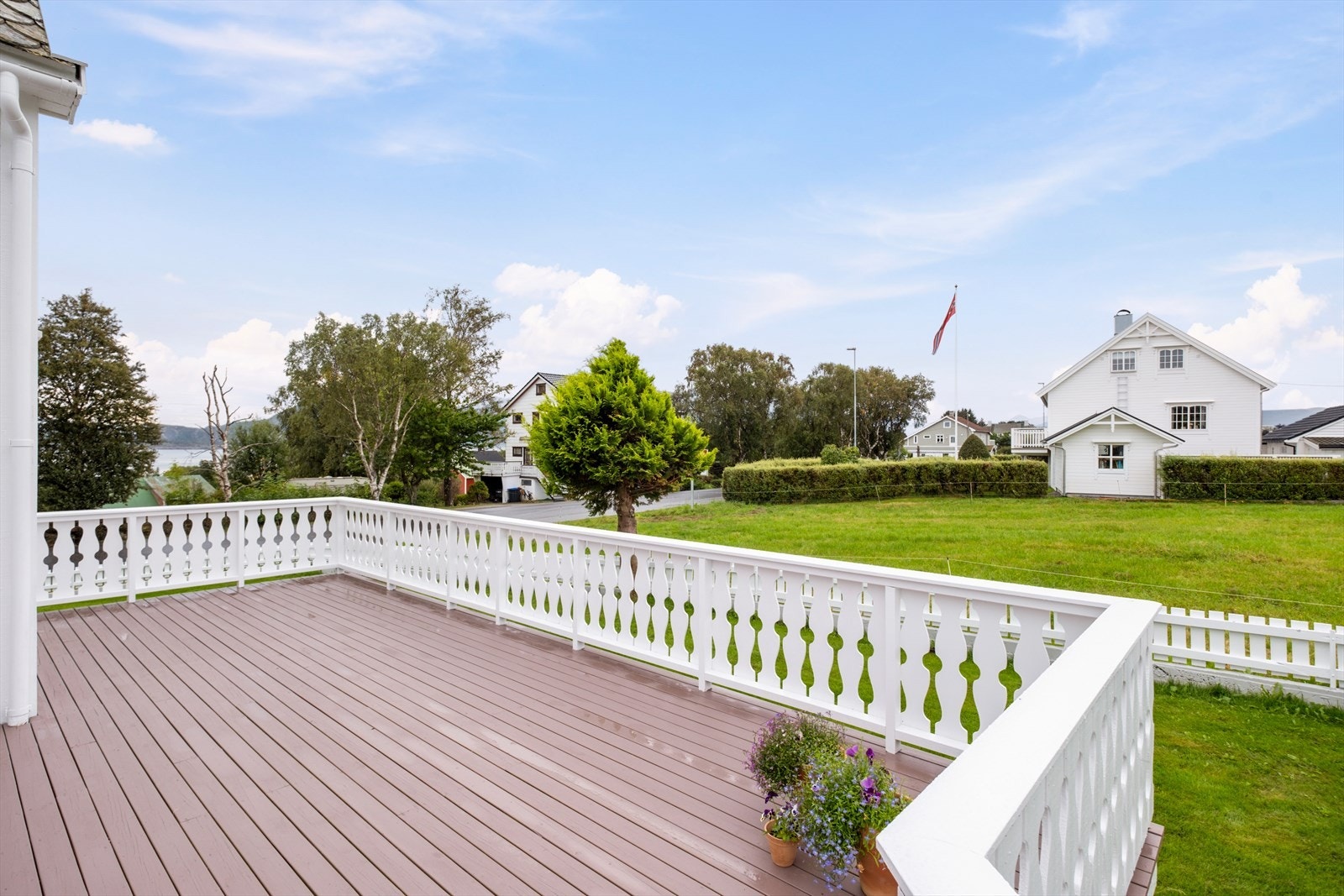 Romslig veranda med gode solforhold. Galleribilde