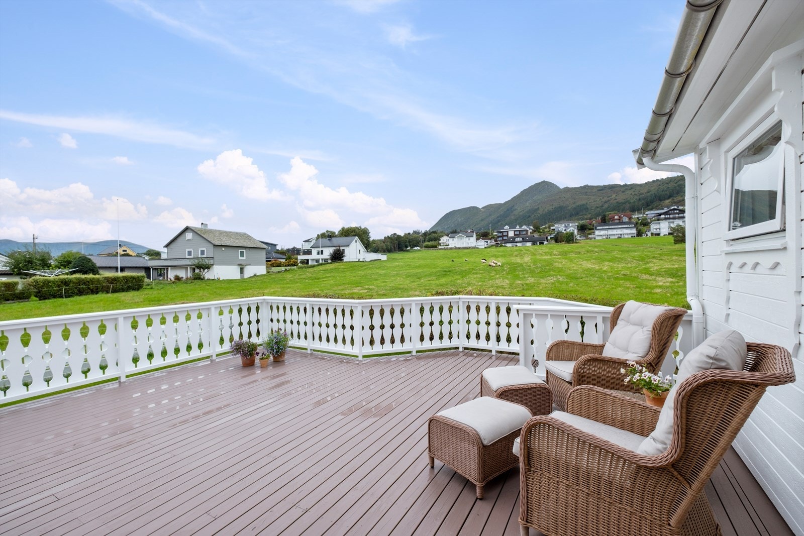 Romslig veranda med gode solforhold. Galleribilde