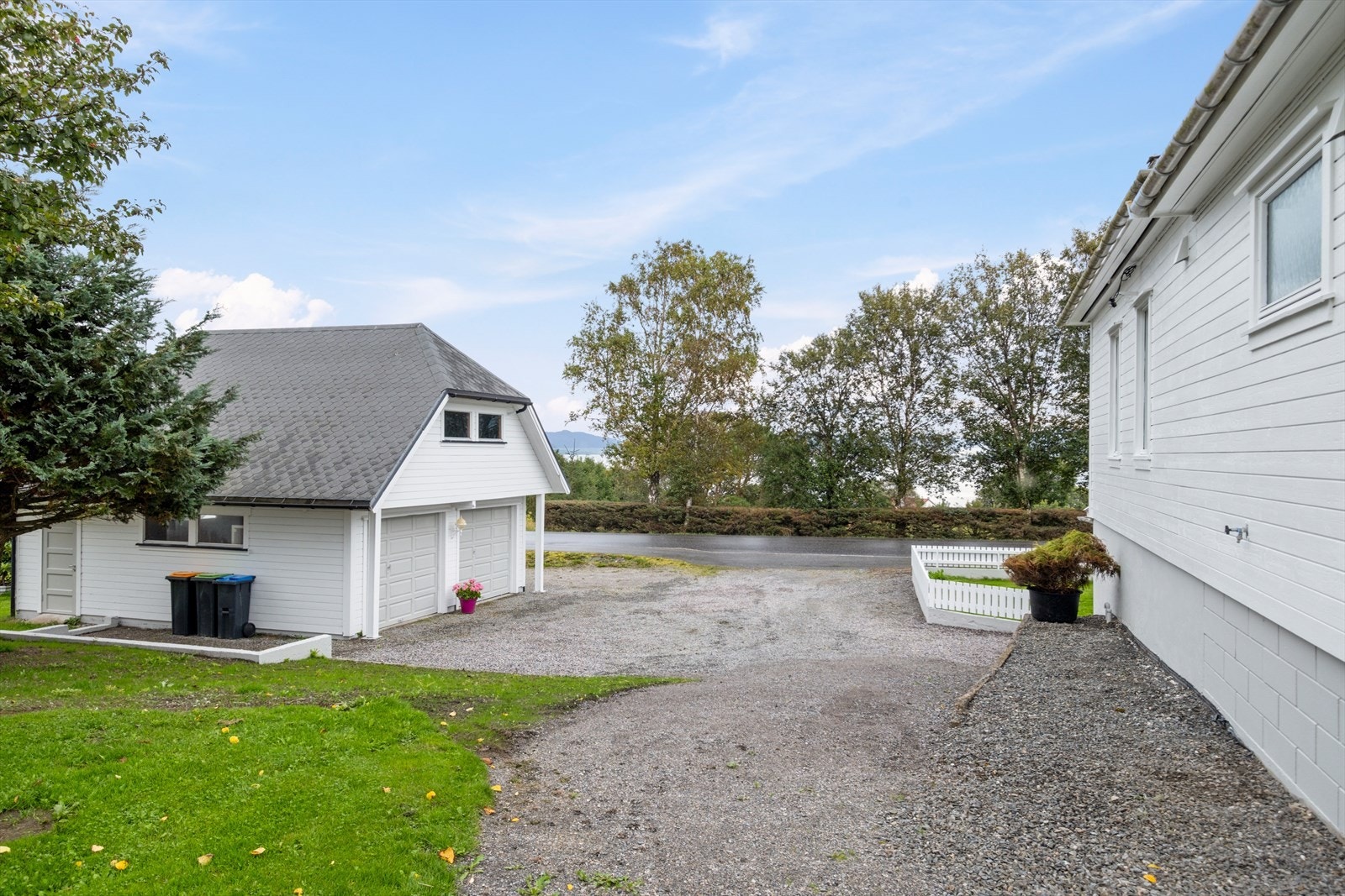 Innkjørsel med gode parkeringsmuligheter Galleribilde