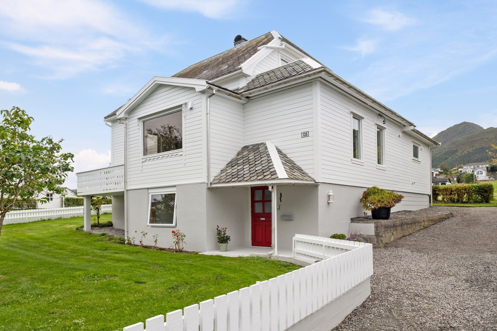 Fasade - eiendommen er pent opparbeidet og ligger i et barnevennlig og fredlig område. Galleribilde