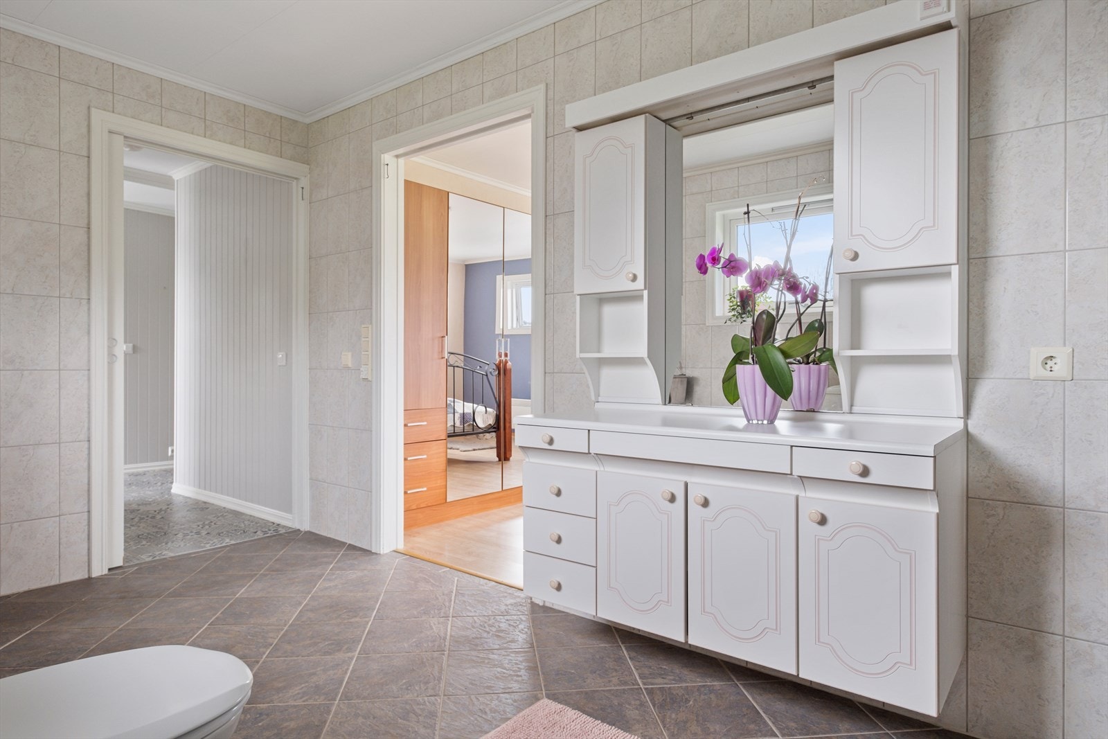 Romslig og pent bad med fliser på gulv og vegg. Galleribilde