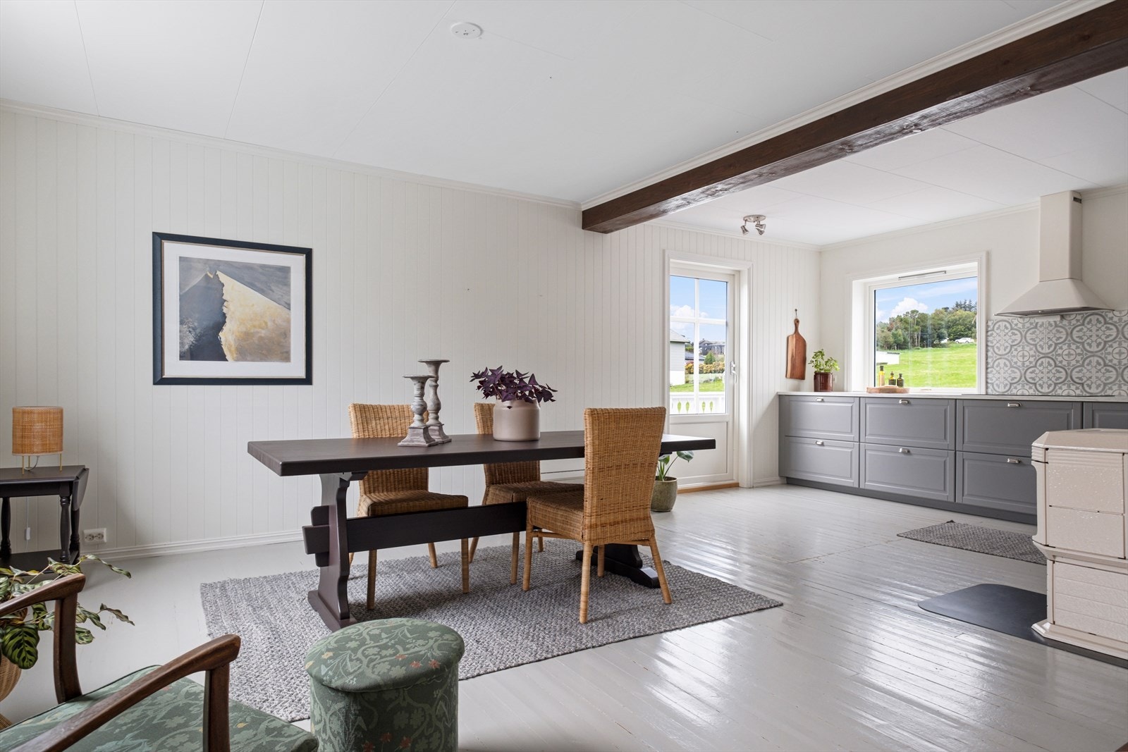 Spisestue like ved kjøkkenet med både varmepumpe og ildsted. Galleribilde