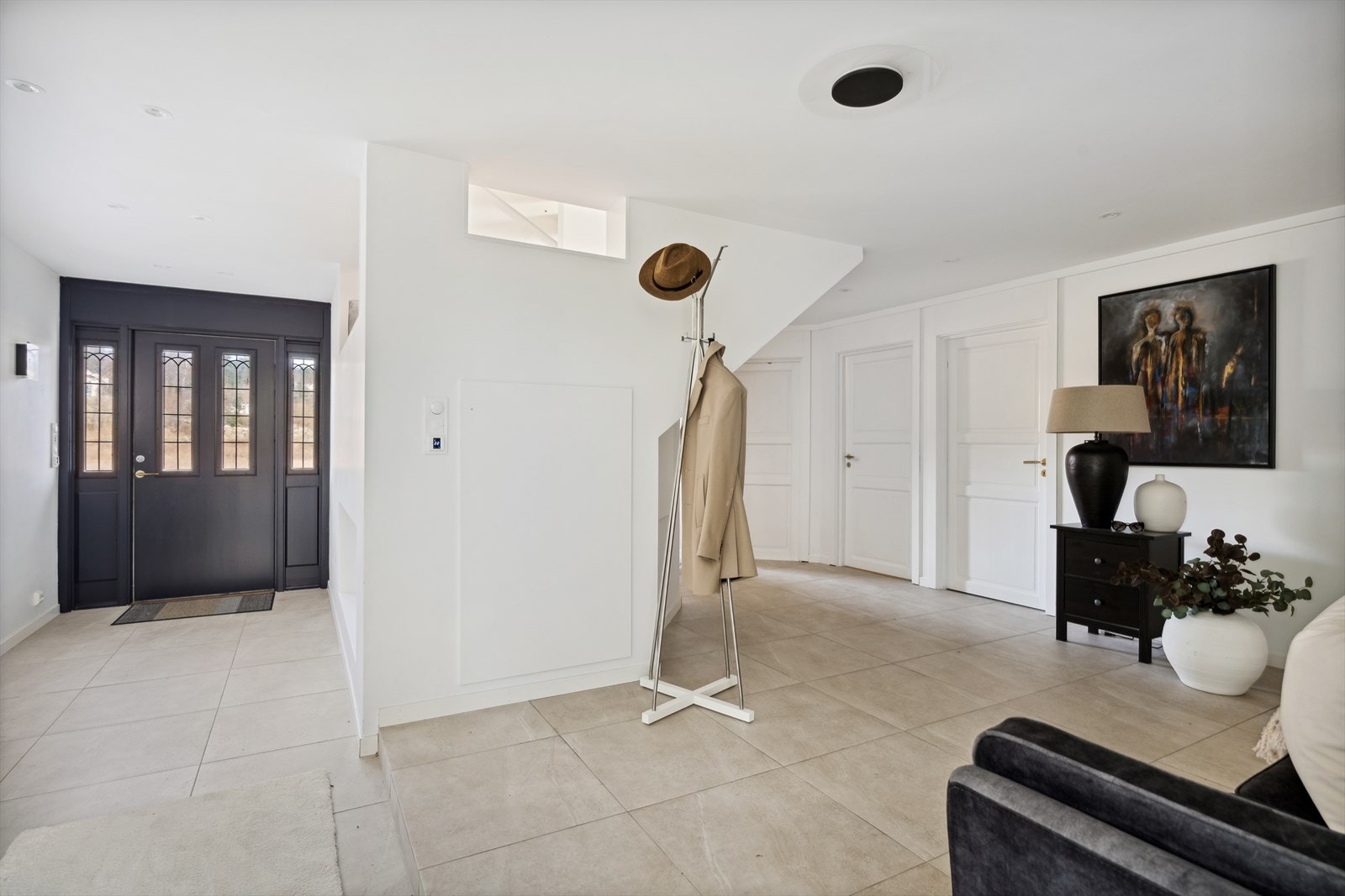 Her ønskes man velkommen inn i en lys, innbydende og romslig entré. Galleribilde