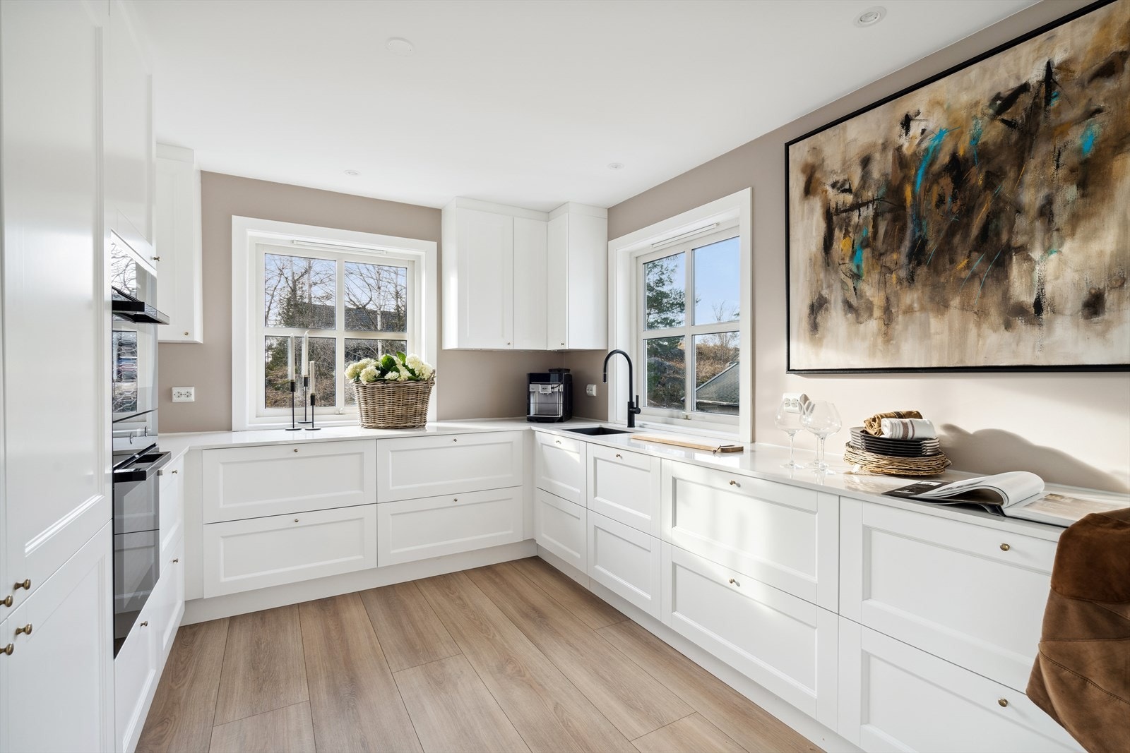 Stilren kjøkkeninnredning med malte/folierte fronter. Galleribilde