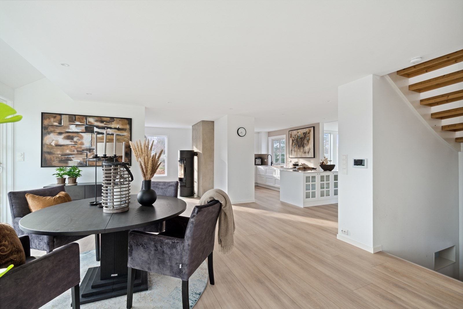 Stue med en praktisk, lys og åpen planløsning mellom rommene. Galleribilde