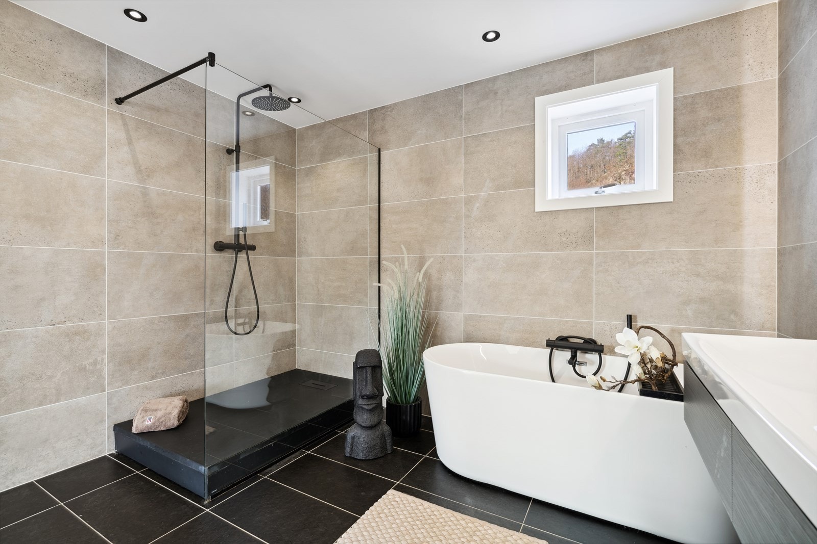 Moderne og stilfullt bad med varmekabler i gulv i boligens hovedetasje. Galleribilde